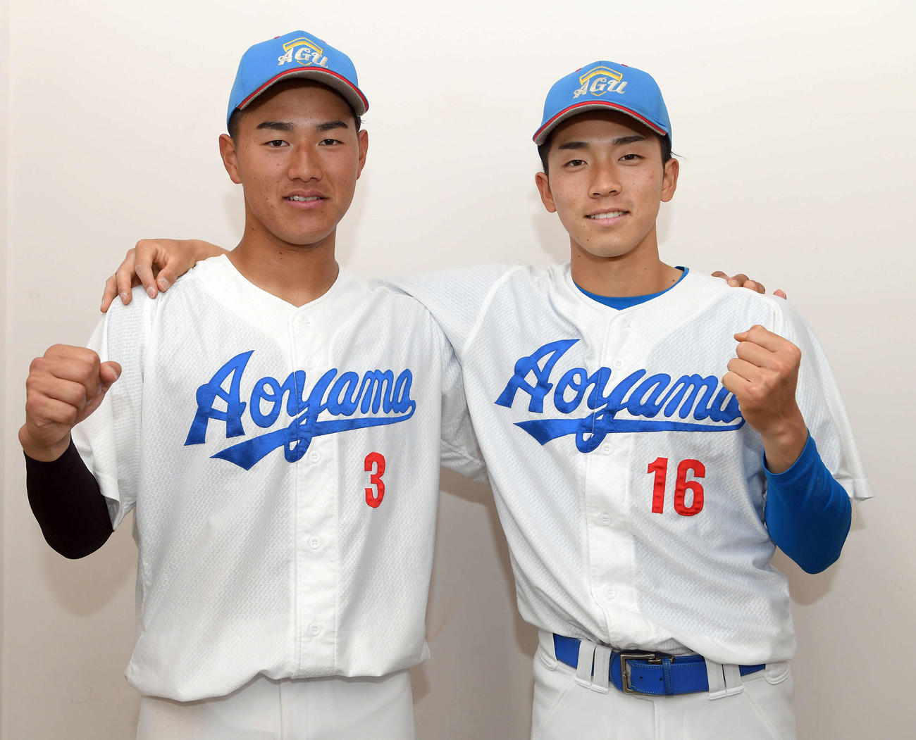 青学大対駒大　笑顔でポーズを決める青学大・西川（左）と常広（撮影・たえ見朱実）