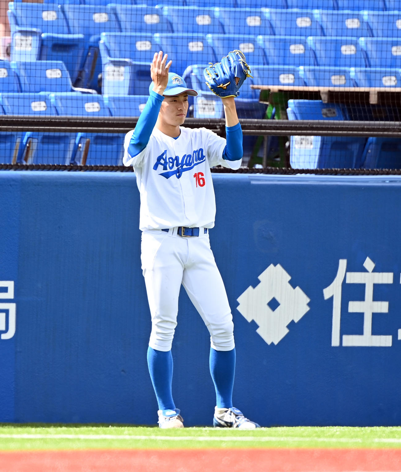 青学大対駒大　6回表青学大2死一、三塁、西川の3点本塁打にグラブをたたく常広（撮影・たえ見朱実）