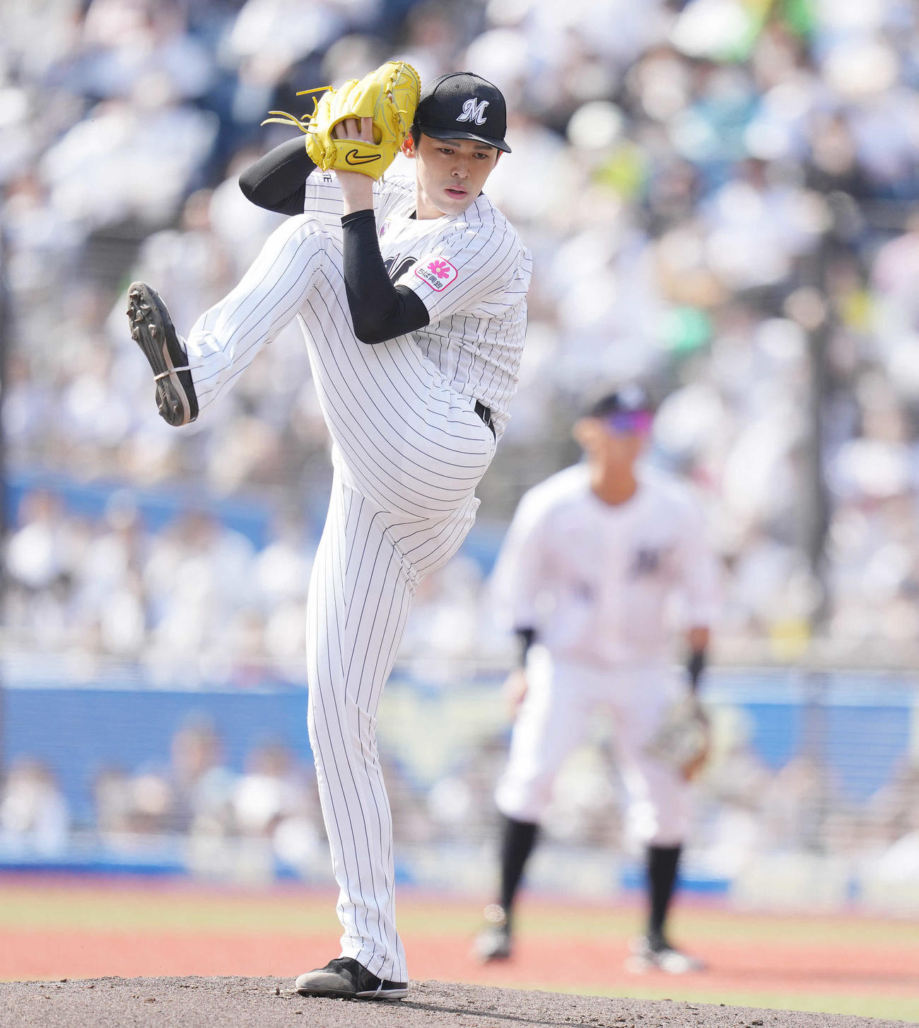 ロッテ対日本ハム　帽子を飛ばしながら力投するロッテ佐々木朗（撮影・鈴木みどり）