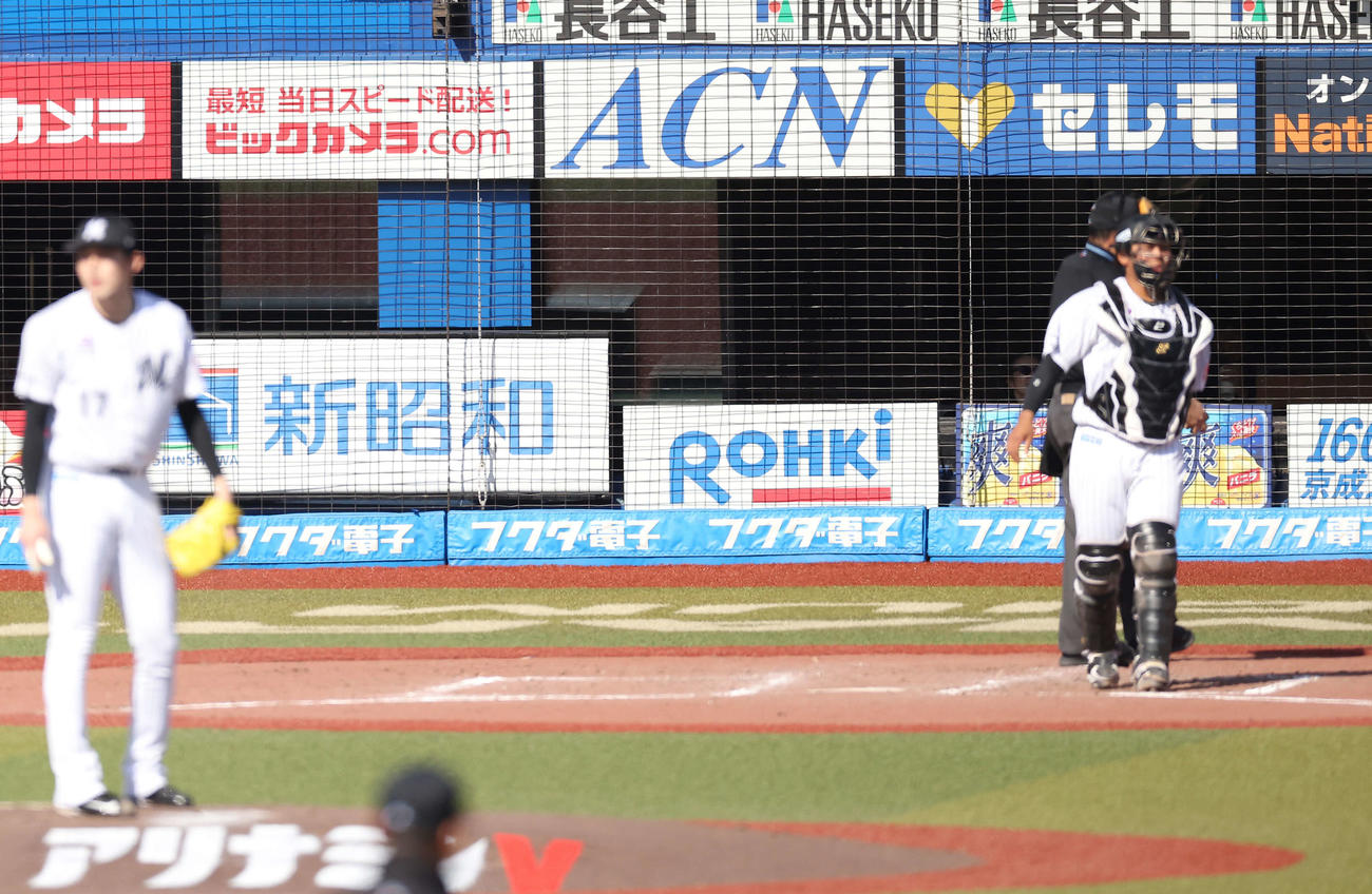 ロッテ対日本ハム　佐々木朗の登板に合わせ、ロート製薬の広告が「ROHKi」と表示される（撮影・河田真司）