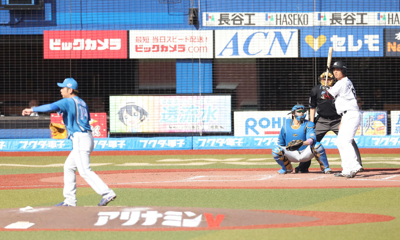 ロッテ対日本ハム　4回裏ロッテ1死一、三塁、打者茶谷の時、けん制悪送球で失点する加藤貴（撮影・河田真司）