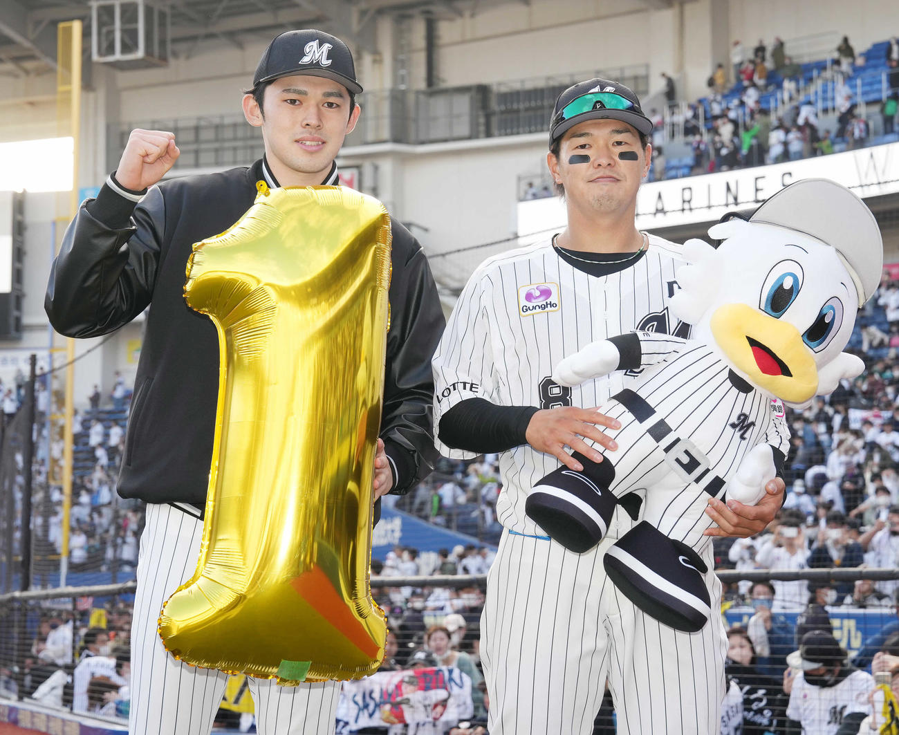 ロッテ対日本ハム　日本ハムに勝利し、記念撮影に納まるロッテ佐々木朗（左）と中村奨（撮影・鈴木みどり）