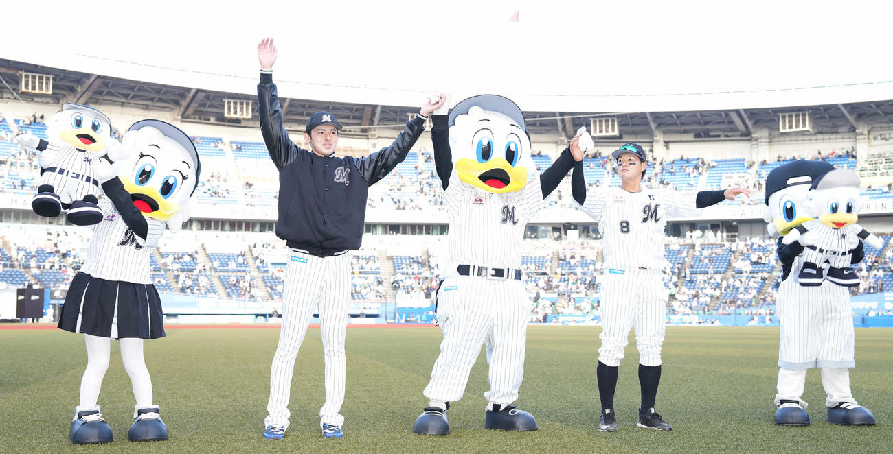 ロッテ対日本ハム　日本ハムに勝利し、ファンの前でバンザイするロッテ佐々木朗（左）と中村奨（撮影・鈴木みどり）