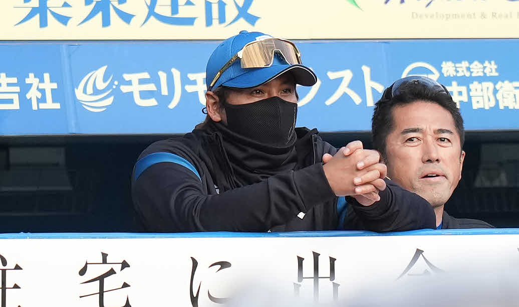 ロッテ対日本ハム　ベンチから試合を見る日本ハム新庄監督（左）（撮影・鈴木みどり）