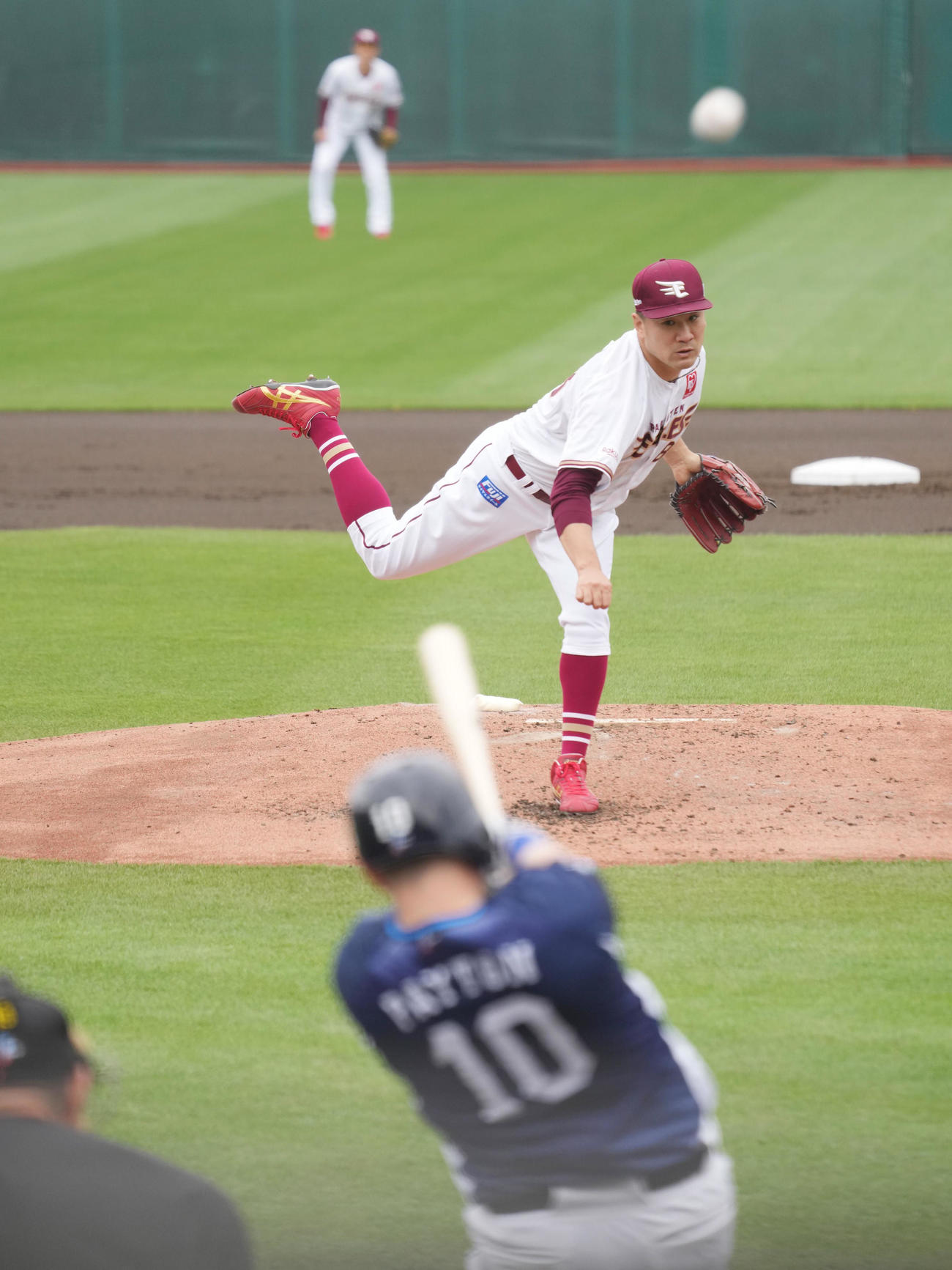 楽天対西武　2回表西武2死、楽天先発の田中将はペイトン（手前）に右越えの先制ソロ本塁打を許す（撮影・小沢裕）