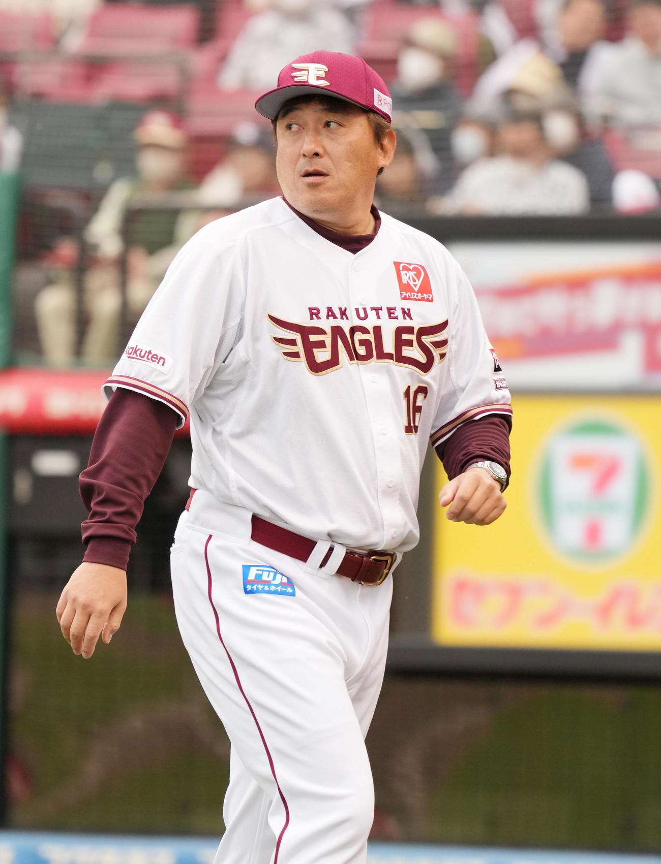 楽天対西武　選手交代を告げベンチへ引き揚げる楽天石井監督（撮影・小沢裕）