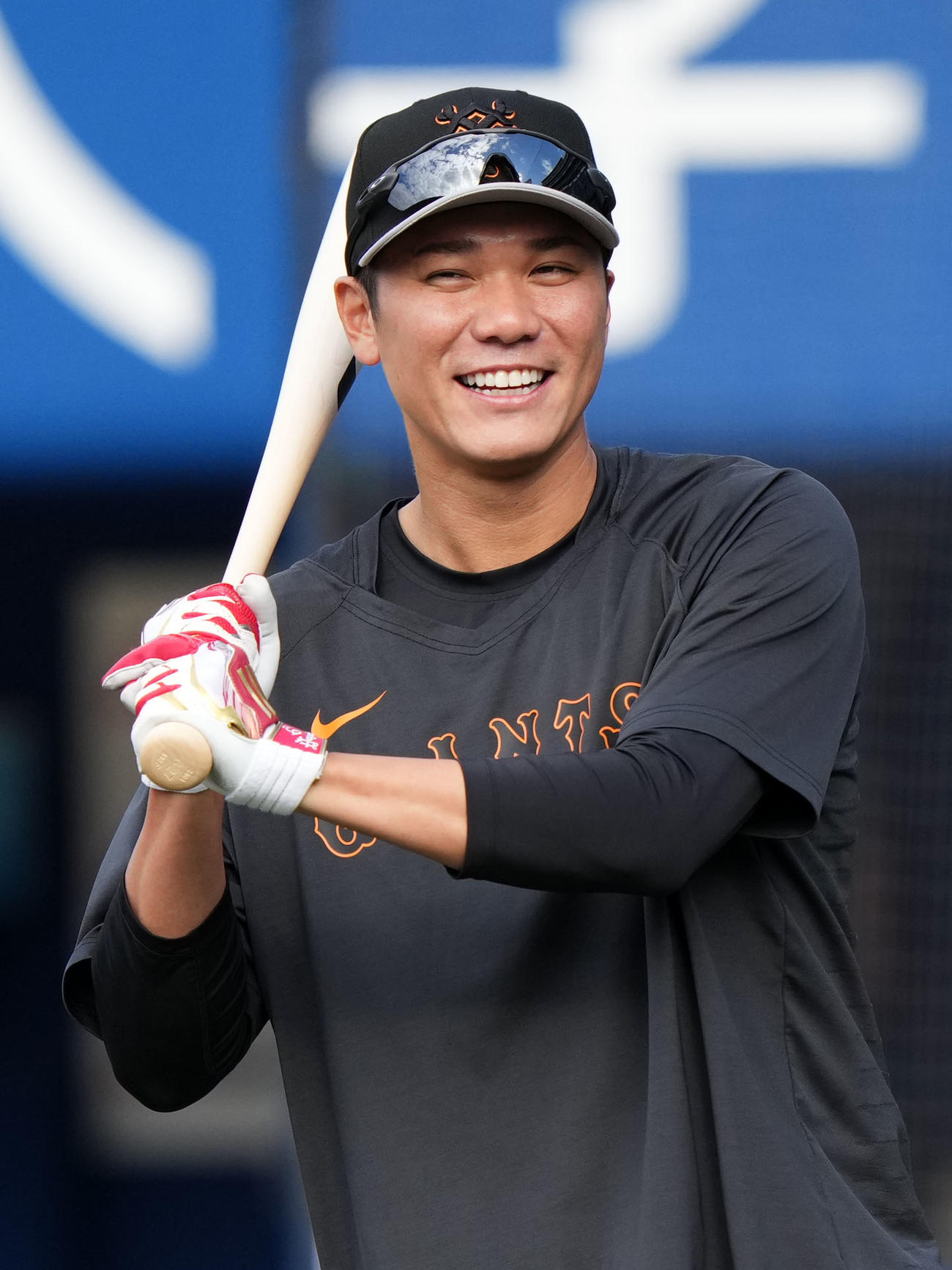 DeNA対巨人　笑顔を見せる巨人坂本（撮影・横山健太）
