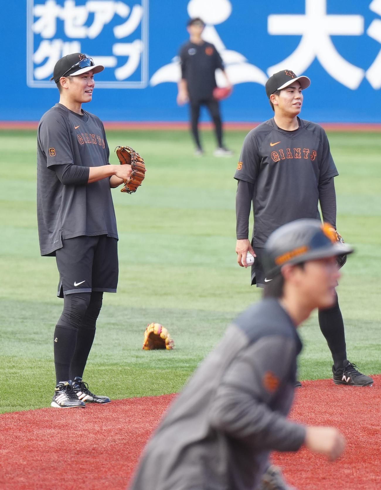 DeNA対巨人　試合前練習に臨む巨人坂本（左）。右は門脇（撮影・江口和貴）