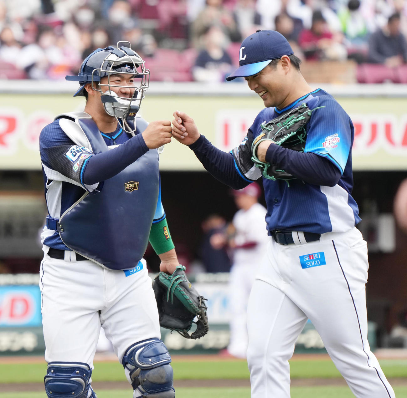 楽天対西武　5回の投球を無失点でしのぎ柘植（左）とグータッチする西武先発の松本（撮影・小沢裕）