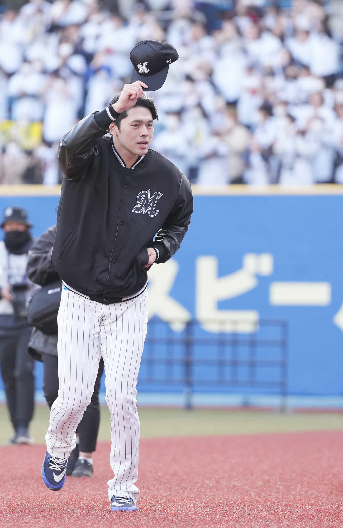 ロッテ対日本ハム　今季初勝利のロッテ佐々木朗はファンの声援応える（撮影・鈴木みどり）