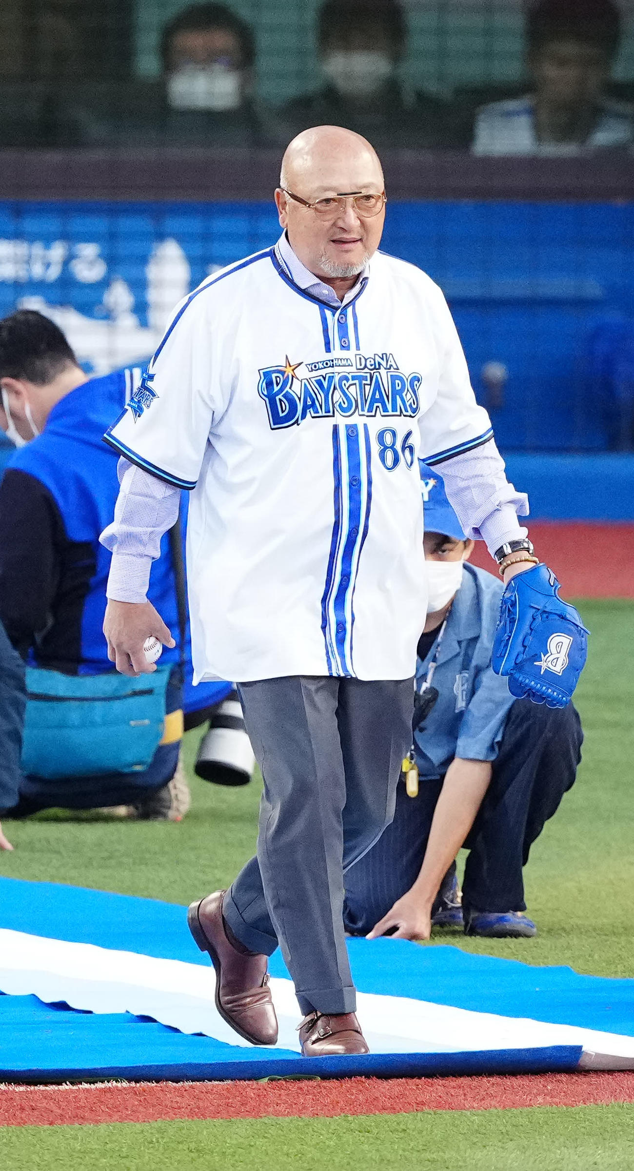 DeNA対巨人　試合前のセレモニーに登場する山下氏（撮影・江口和貴）
