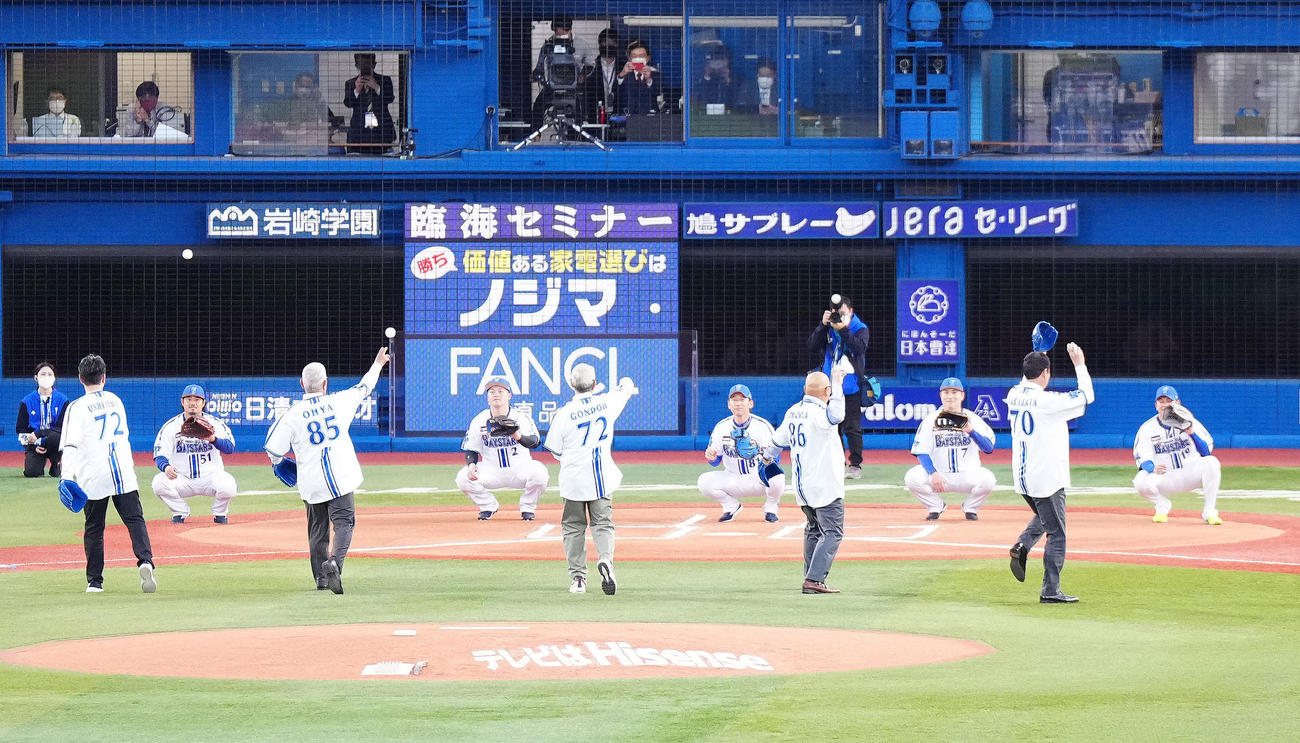DeNA対巨人　試合前、セレモニアルピッチで投球する歴代監督のボールを受けるDeNA三浦監督（後方中央）と選手たち（撮影・江口和貴）