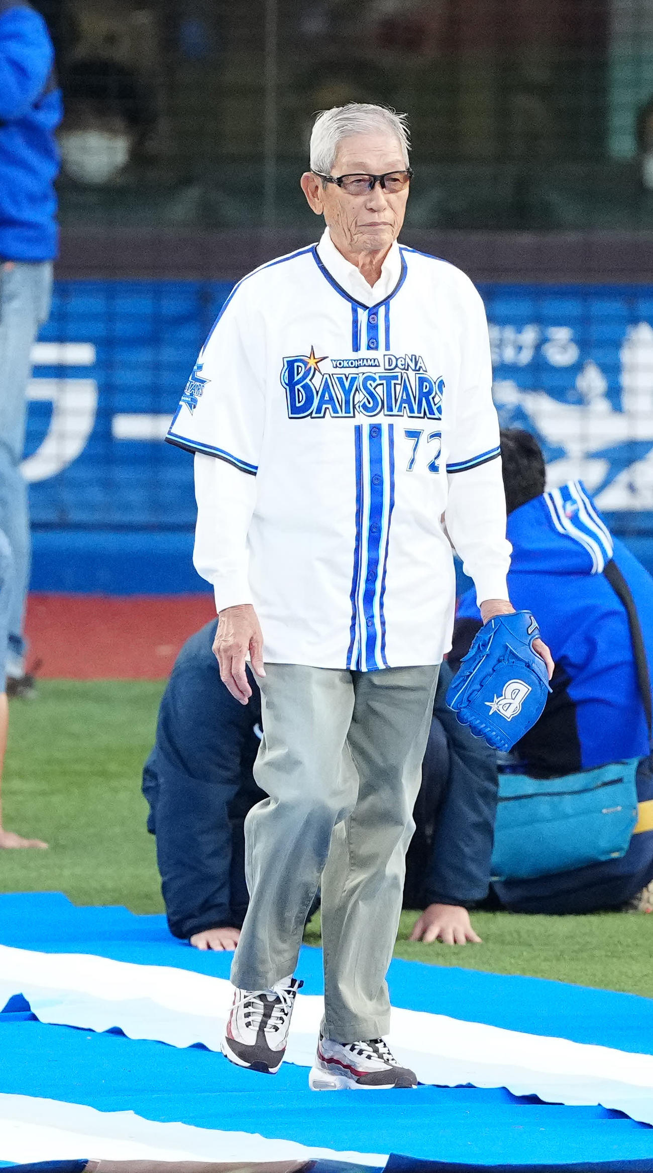 DeNA対巨人　試合前のセレモニーに登場する権藤氏（撮影・江口和貴）