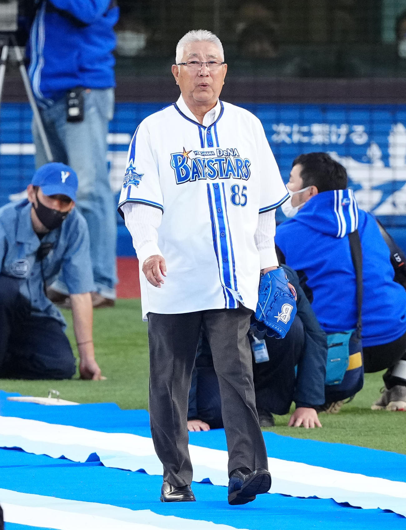 DeNA対巨人　試合前のセレモニーに登場する大矢氏（撮影・江口和貴）
