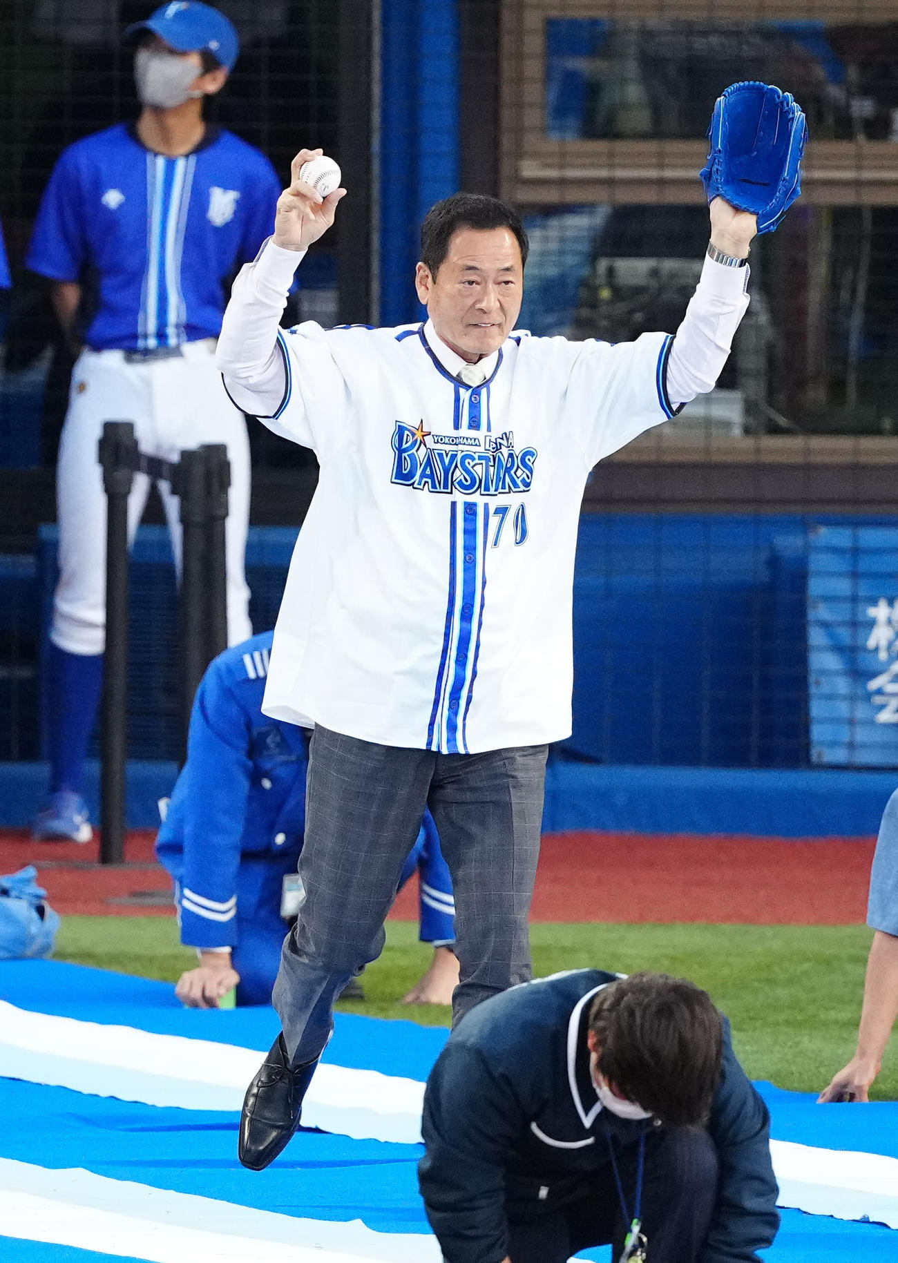 DeNA対巨人　試合前のセレモニーに登場する中畑氏（撮影・江口和貴）