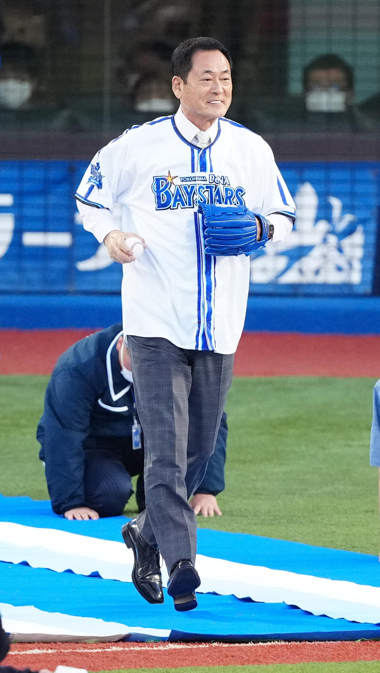 DeNA対巨人　試合前のセレモニーに登場する中畑氏（撮影・江口和貴）
