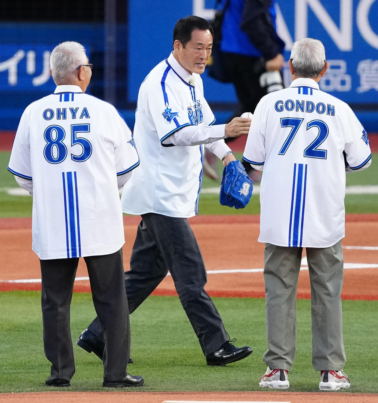 DeNA対巨人　試合前のセレモニーに登場する中畑氏（中央）（撮影・江口和貴）