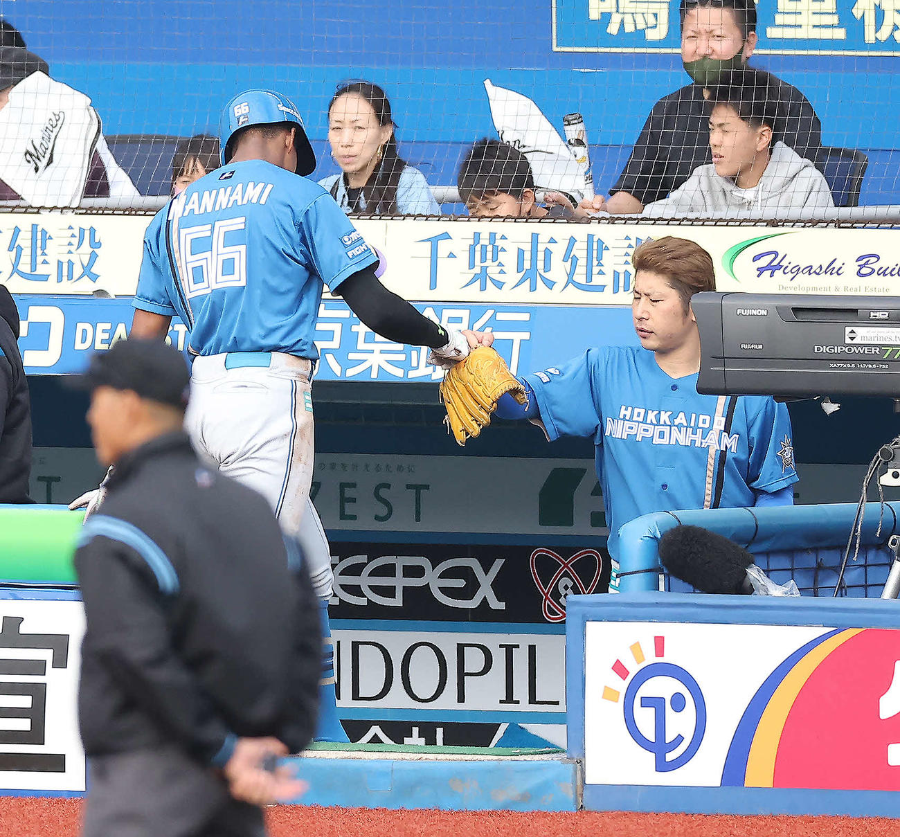 ロッテ対日本ハム　7回表日本ハム1死三塁、野村の遊ゴロで生還する万波（左）を迎える加藤貴（撮影・河田真司）