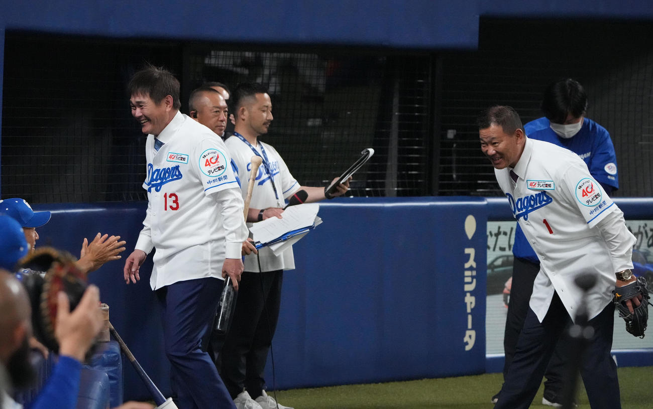 中日対ヤクルト戦　試合前、始球式を行い中日ベンチに一礼する岩瀬（左）と福留（右）（撮影・森本幸一）