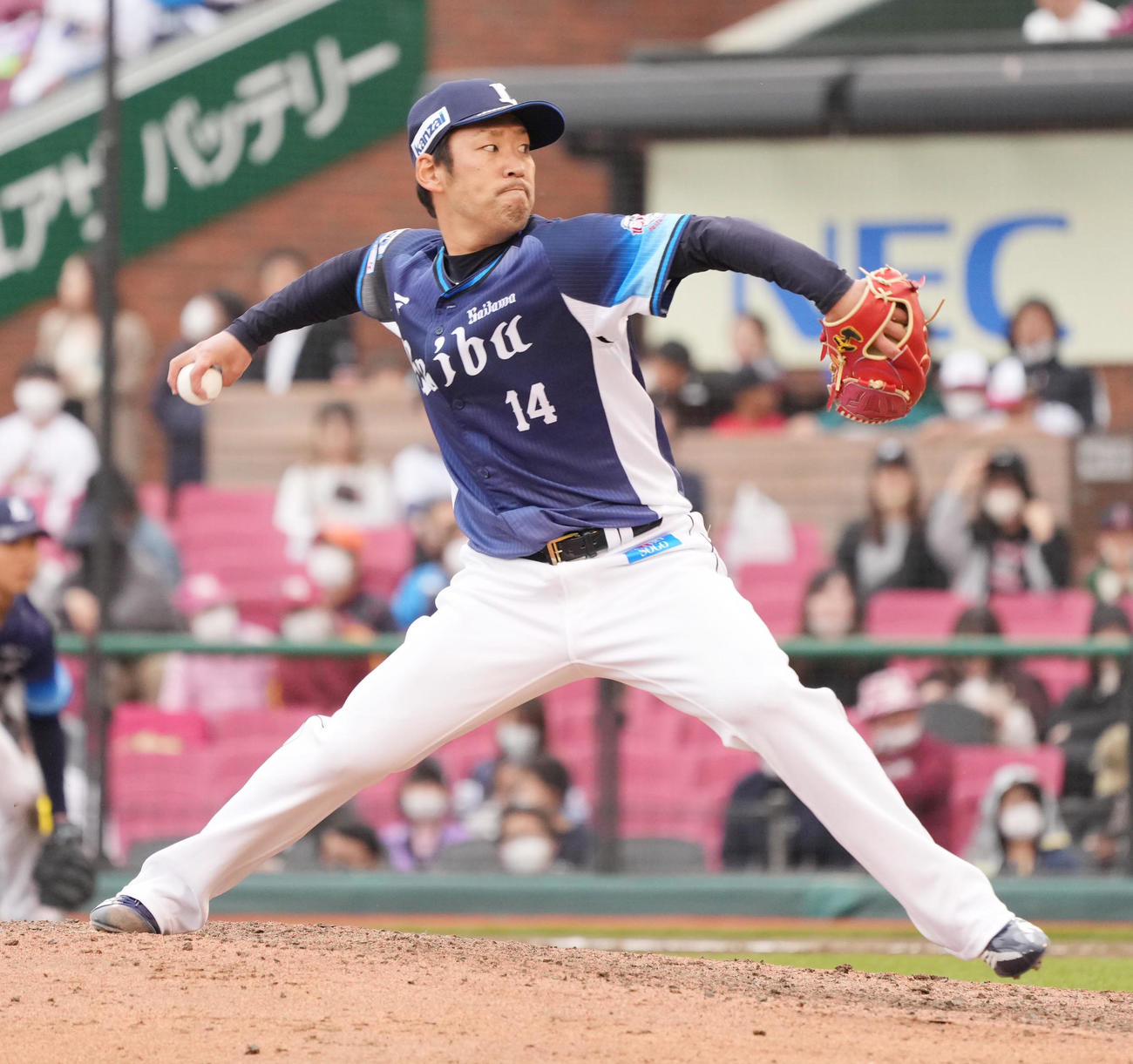 楽天対西武　今季初セーブを記録した西武増田（撮影・小沢裕）