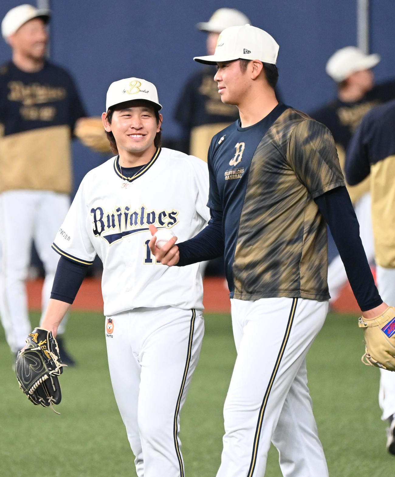 2023年4月5日、オリックス宮城大弥（左）と山下舜平大