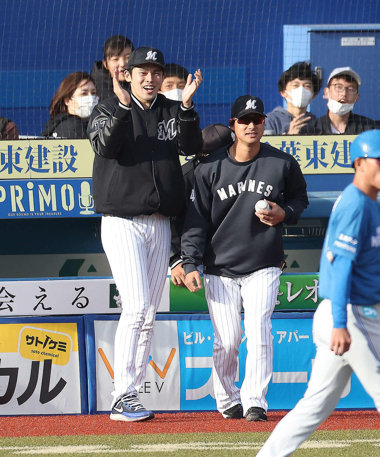 ロッテ対日本ハム　8回表を終え、拍手でナインを迎える佐々木朗（左）（撮影・河田真司）