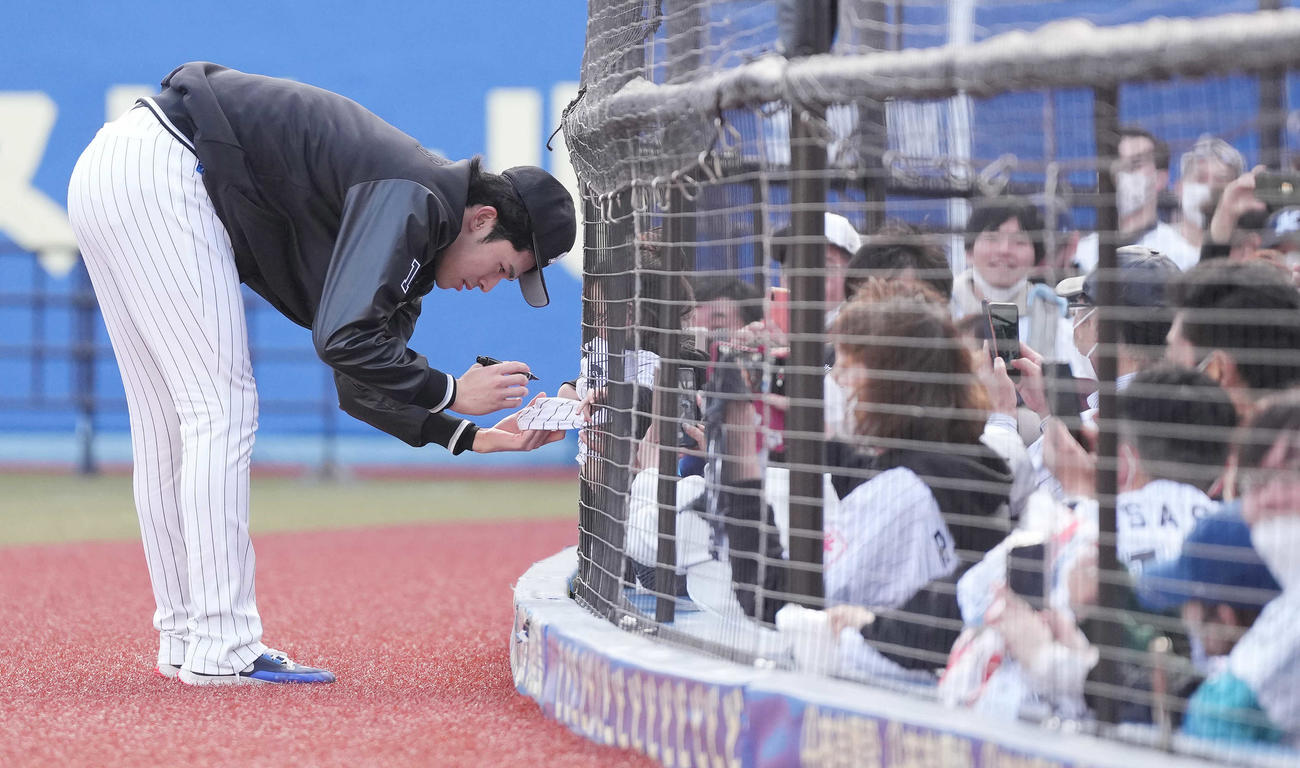 ロッテ対日本ハム　今季初勝利のロッテ佐々木朗（左）はファンにサイン（撮影・鈴木みどり）