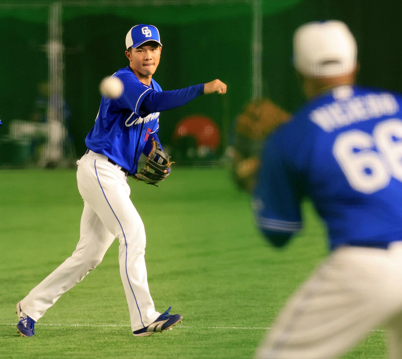 ノックで一塁送球する中日福永裕基（2023年3月30日撮影）