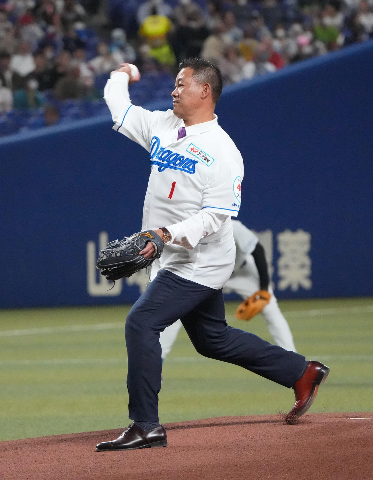 中日対ヤクルト戦　試合前、始球式で投球する福留氏（撮影・森本幸一）