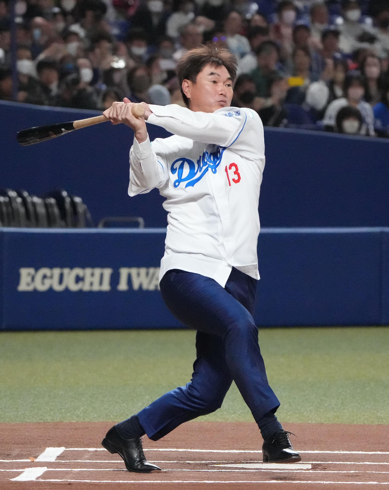 中日対ヤクルト戦　試合前、始球式で打席に立つ岩瀬氏（撮影・森本幸一）