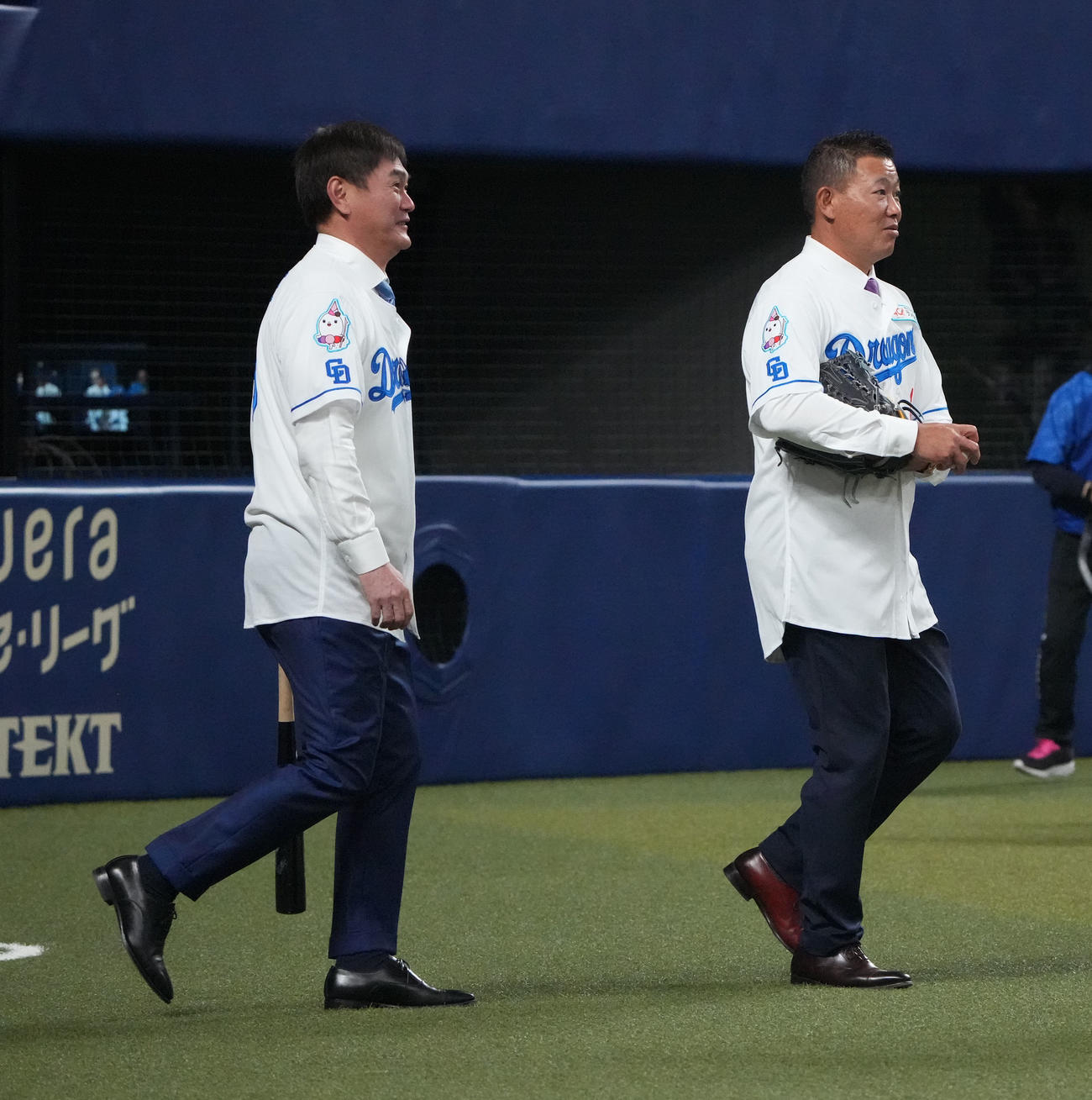 中日対ヤクルト戦　試合前、始球式を行う岩瀬氏（左）と福留氏（撮影・森本幸一）