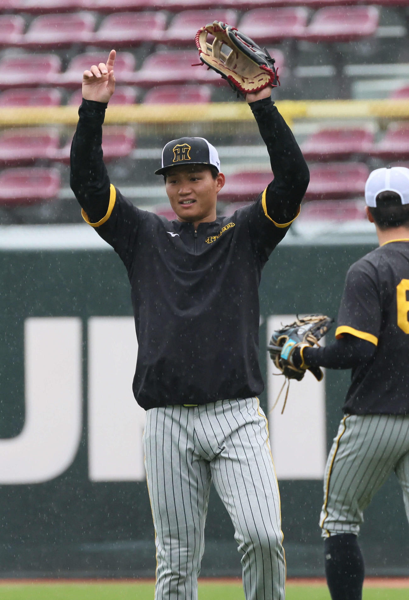 広島対阪神　外野でノックを受ける森下（撮影・加藤孝規）