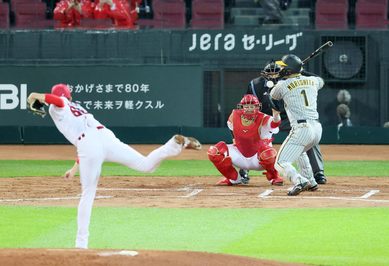 広島対阪神　2回表阪神無死、森下は死球を受ける。投手は遠藤（撮影・加藤哉）