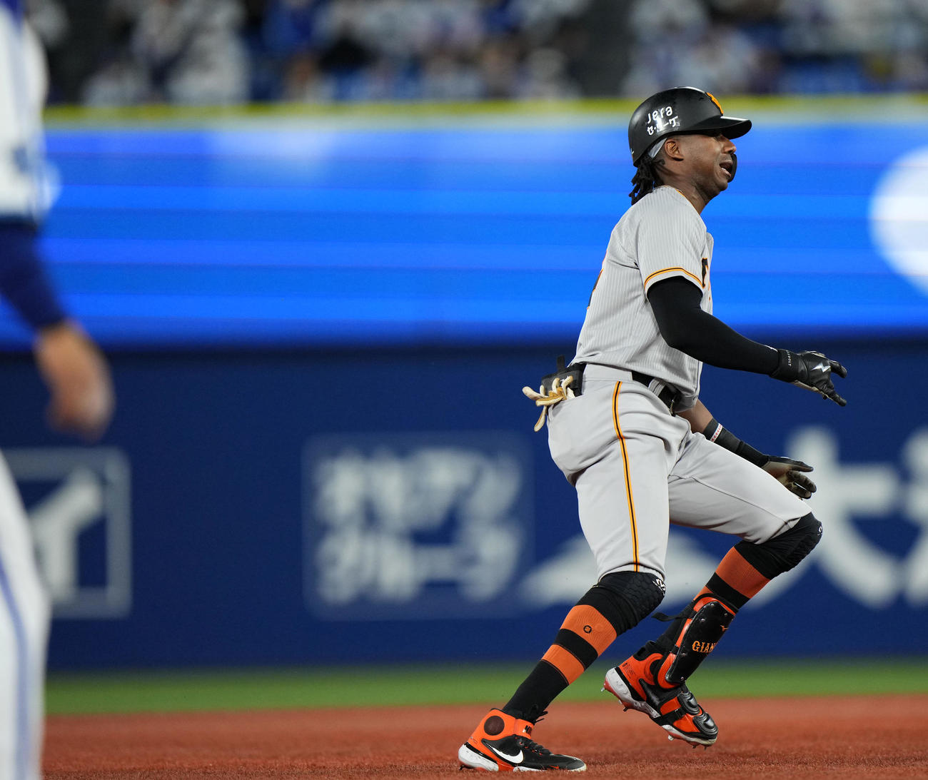 DeNA対巨人　2回表巨人1死一塁、左中間への二塁打で塁間ではさまれるブリンソン（撮影・横山健太）