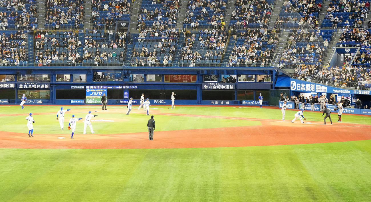 DeNA対巨人　2回表巨人1死一塁、二塁打を放った後、オーバーランで、走者岡本和が本塁でアウトとなり、アウトカウントを間違いたブリンソン（右端）は塁を離れ、タッチアウトとなる（撮影・江口和貴）