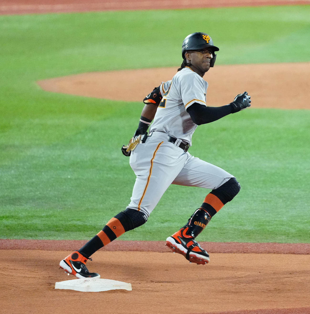 DeNA対巨人　2回表巨人1死一塁、二塁打を放ったブリンソンは三塁へ進塁を狙う（撮影・江口和貴）