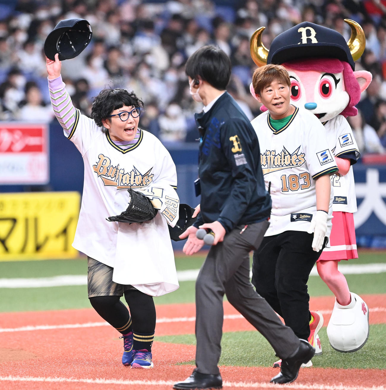 オリックス対ソフトバンク　始球式を務めるチキチキジョニーの岩見真利（右）と石原祐美子（撮影・和賀正仁）