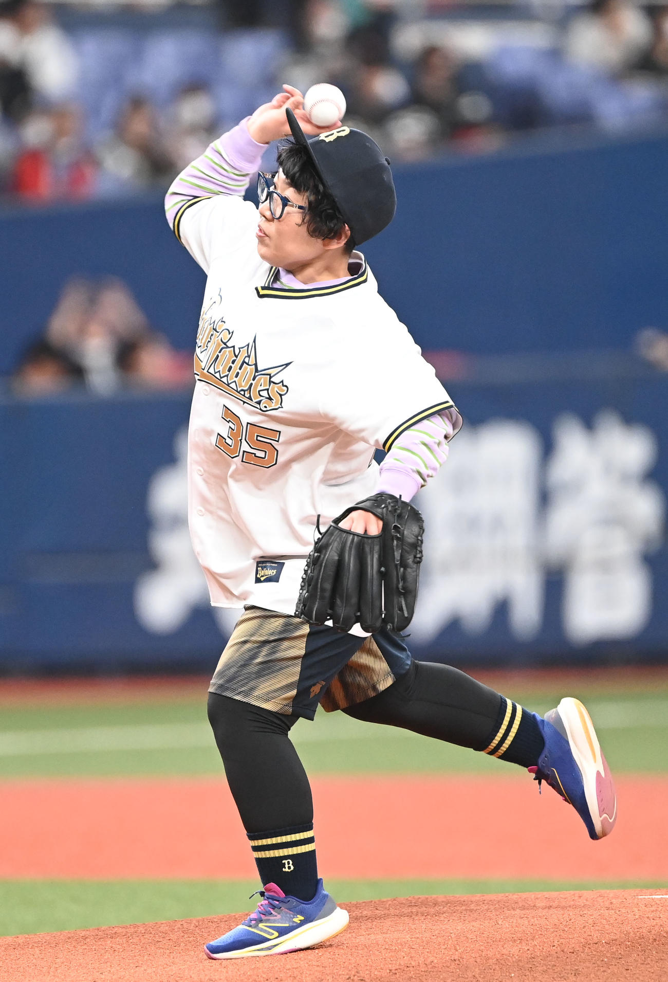 オリックス対ソフトバンク　始球式を務めるチキチキジョニーの石原祐美子（撮影・和賀正仁）