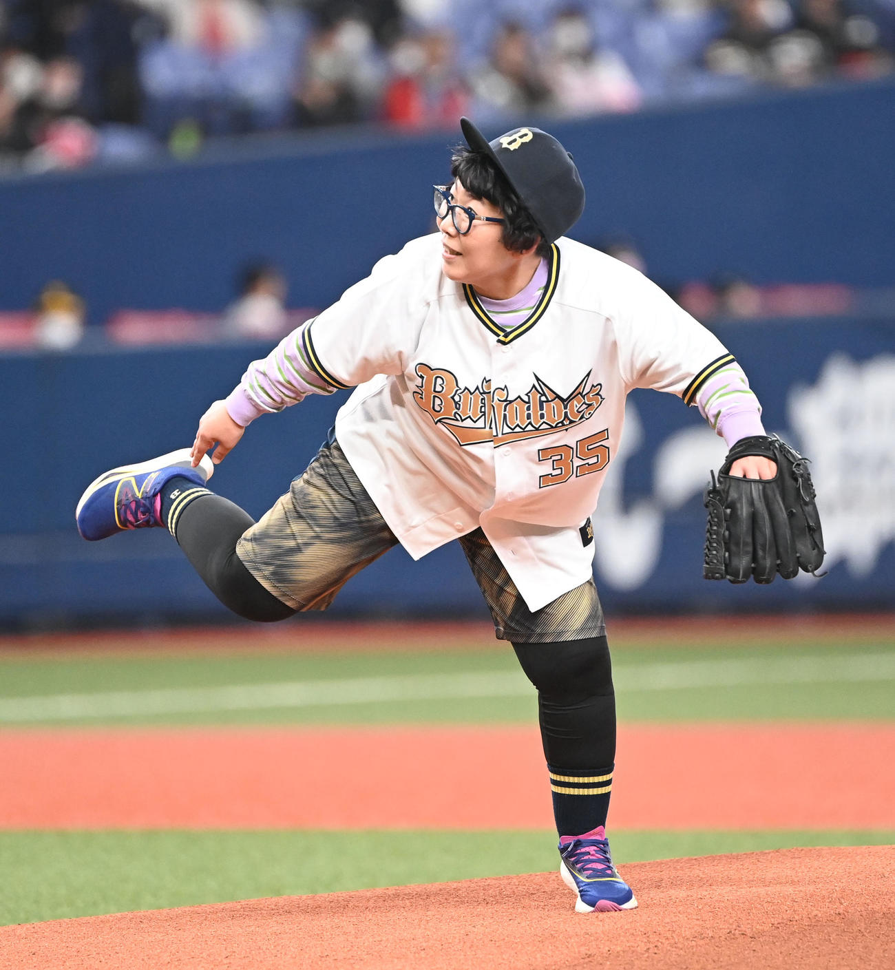 オリックス対ソフトバンク　始球式を務めるチキチキジョニーの石原祐美子（撮影・和賀正仁）
