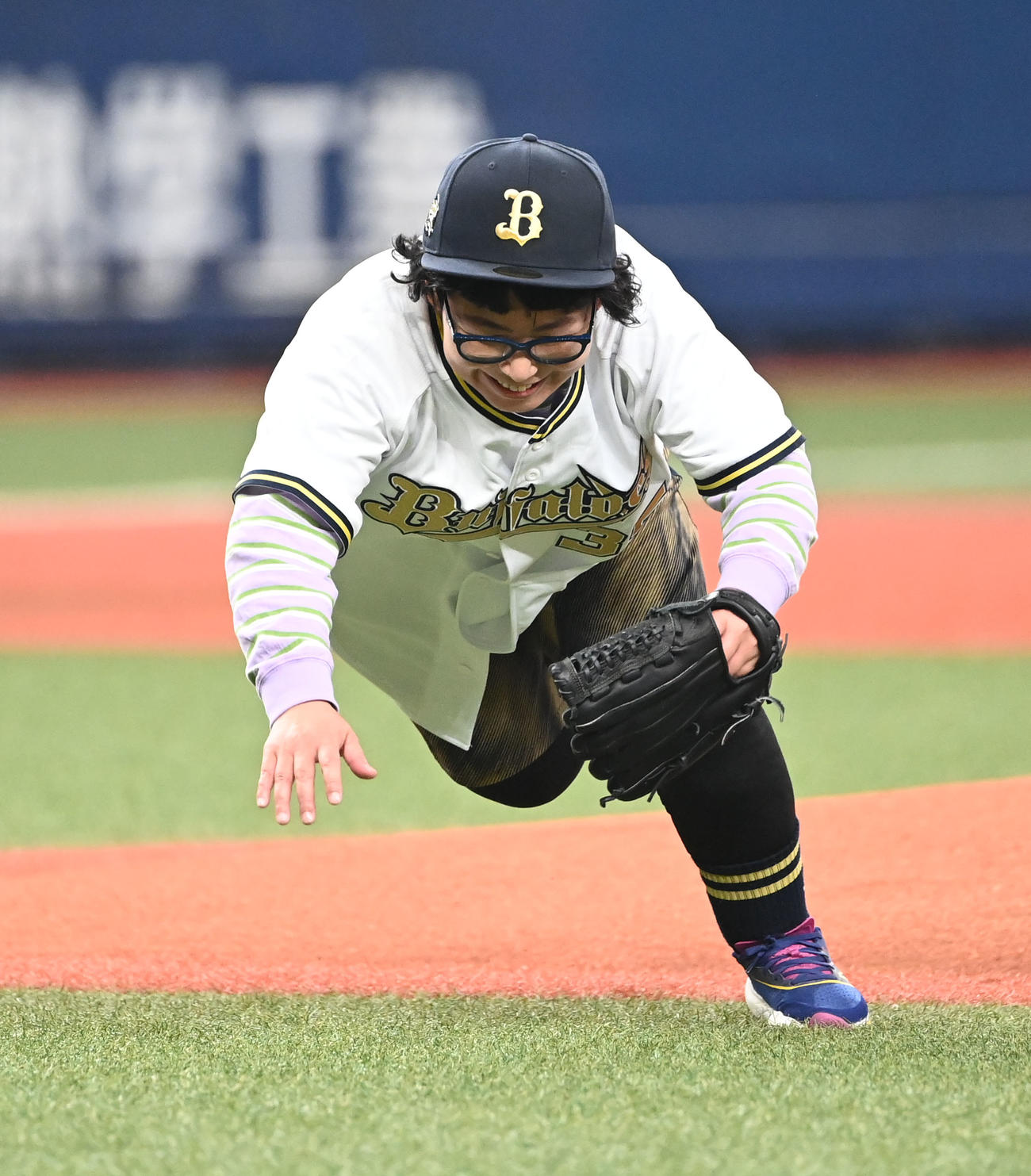 オリックス対ソフトバンク　始球式を務めるチキチキジョニーの石原祐美子は投球後に転倒する（（撮影・和賀正仁）