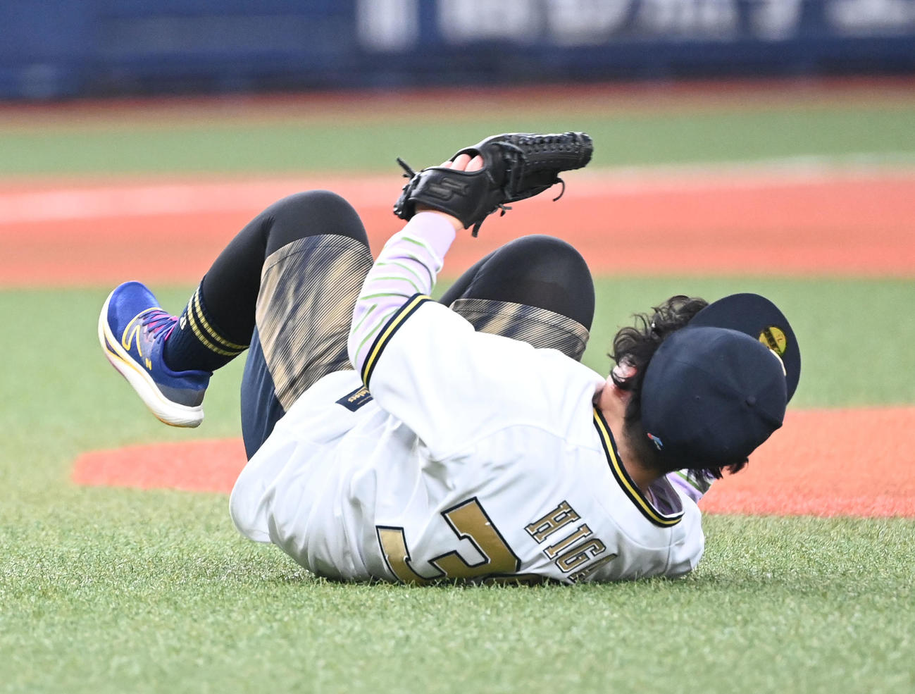 オリックス対ソフトバンク　始球式を務めるチキチキジョニーの石原祐美子は投球後に転倒する（（撮影・和賀正仁）