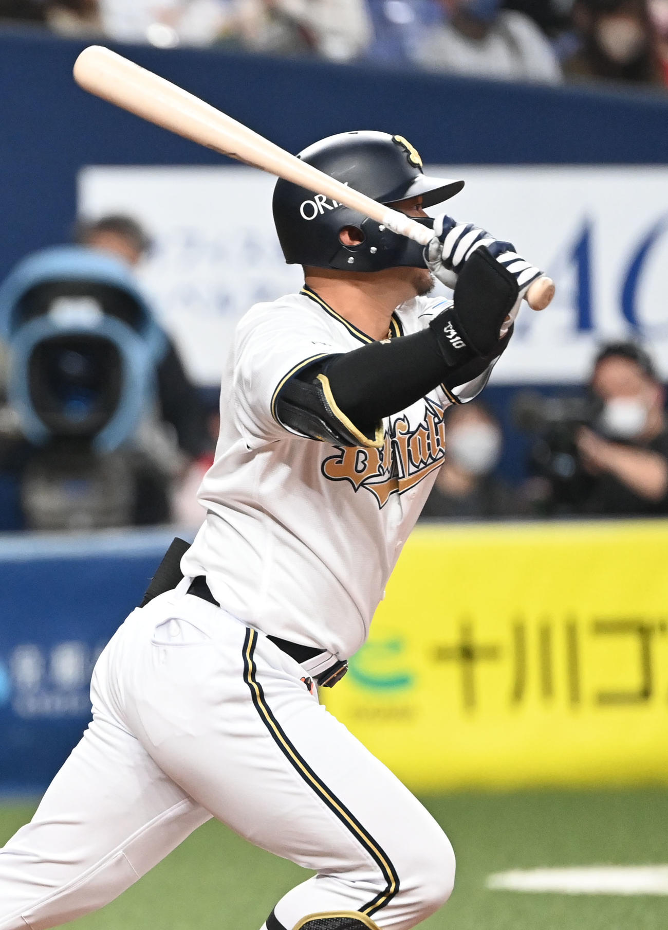 オリックス対ソフトバンク　3回裏オリックス1死二塁、右中間を破る適時二塁打を放つ森（撮影・和賀正仁）