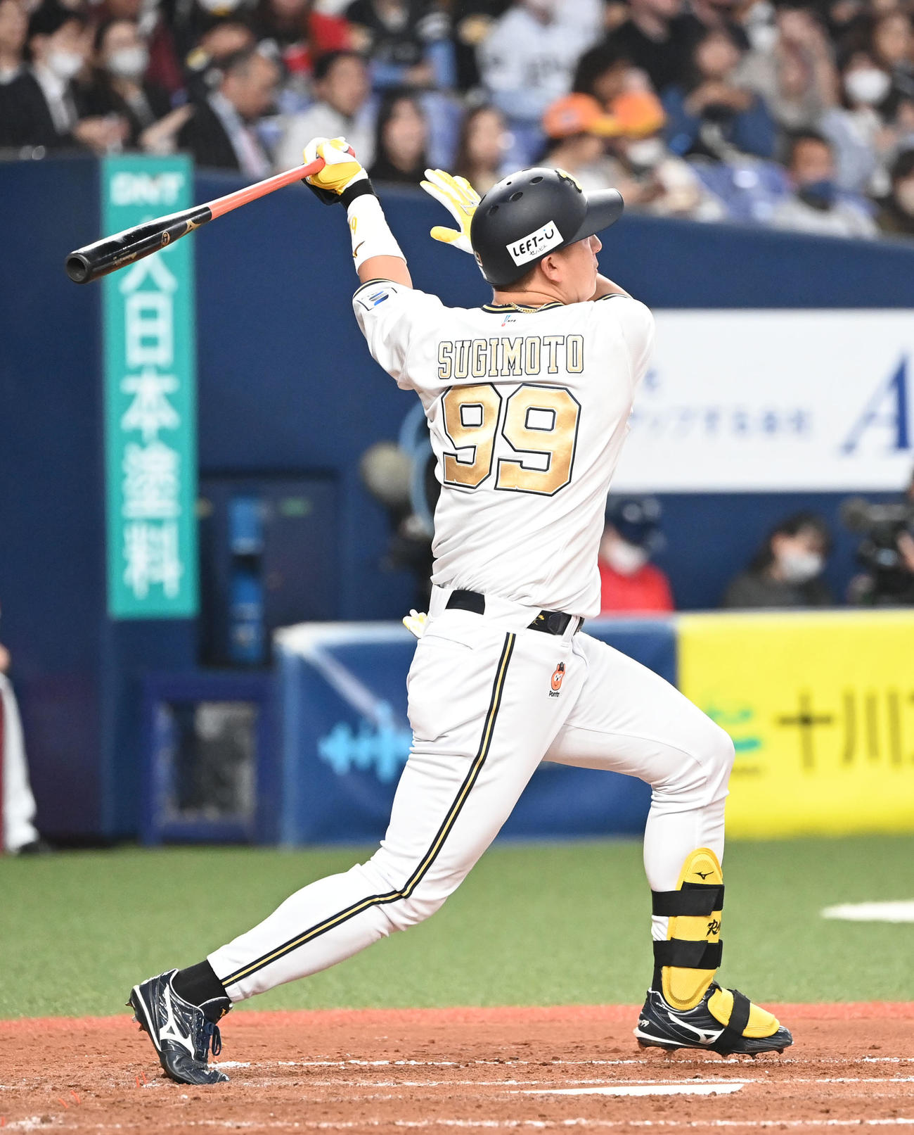 オリックス対ソフトバンク　3回裏オリックス2死二、三塁、左越えに3点本塁打を放つ杉本（撮影・和賀正仁）