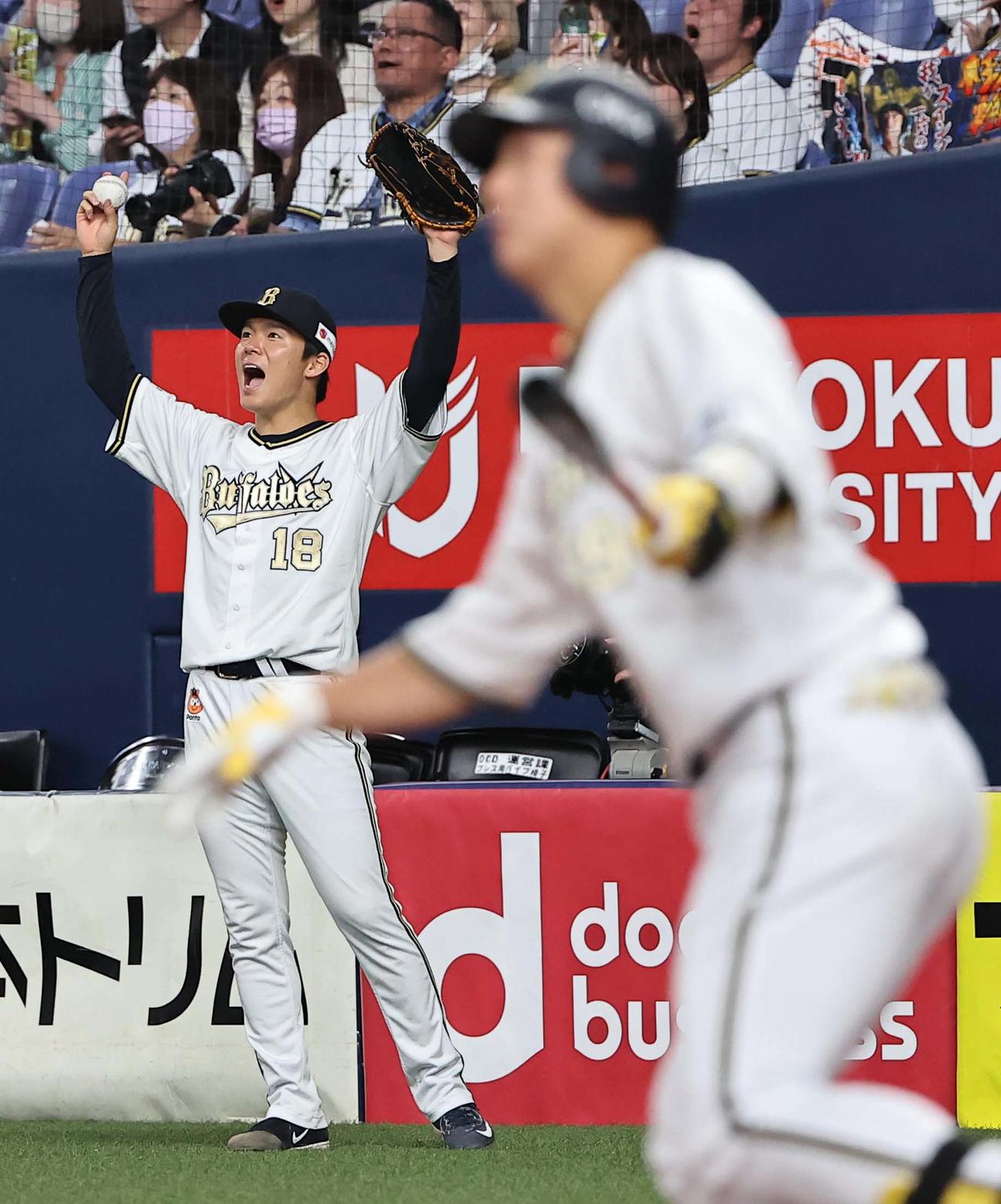 オリックス対ソフトバンク　3回裏オリックス2死二、三塁、山本（左）は杉本の左越え3点本塁打の打球を見上げ雄たけびをあげる（撮影・上田博志）