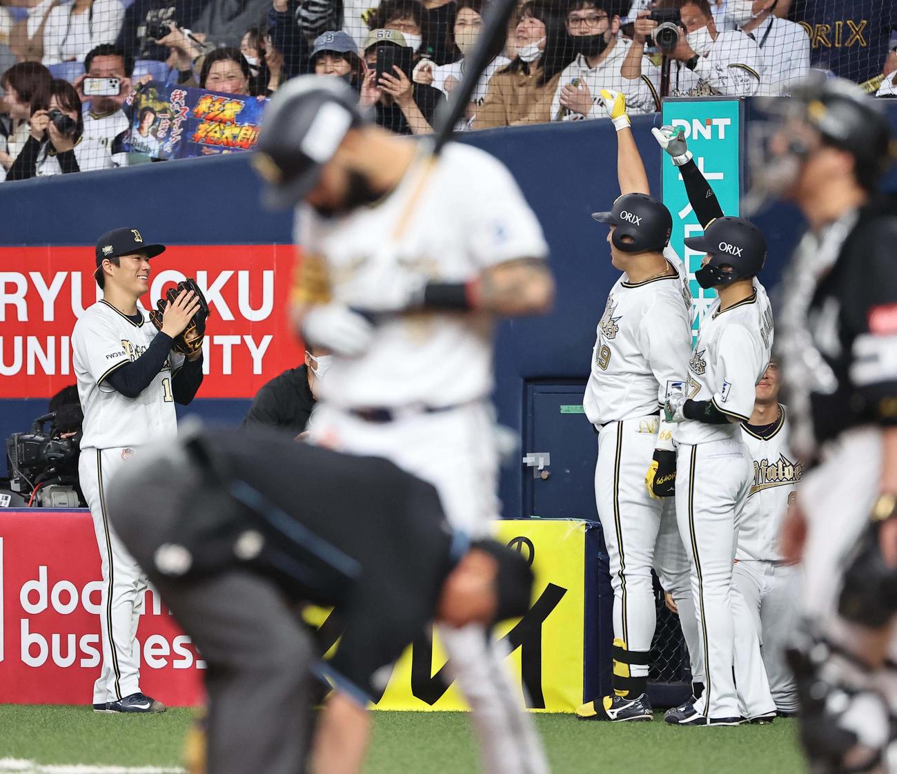オリックス対ソフトバンク　3回裏オリックス2死二、三塁、山本（左）は本塁打を放ち昇天ポーズを見せる杉本（右から2人目）に拍手を送る（撮影・上田博志）