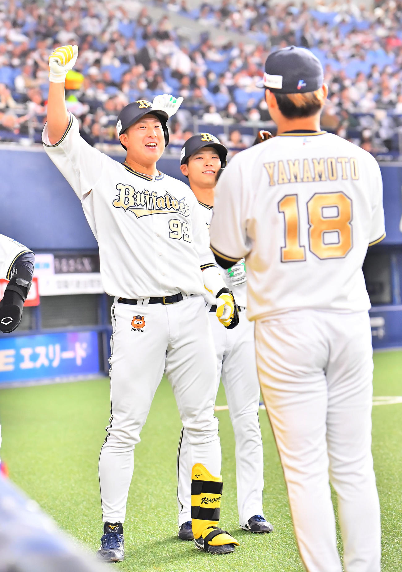 オリックス対ソフトバンク　3回裏オリックス2死二、三塁、左越えに3点本塁打を放った杉本はベンチ前で昇天ポーズ、手前は山本（撮影・和賀正仁）