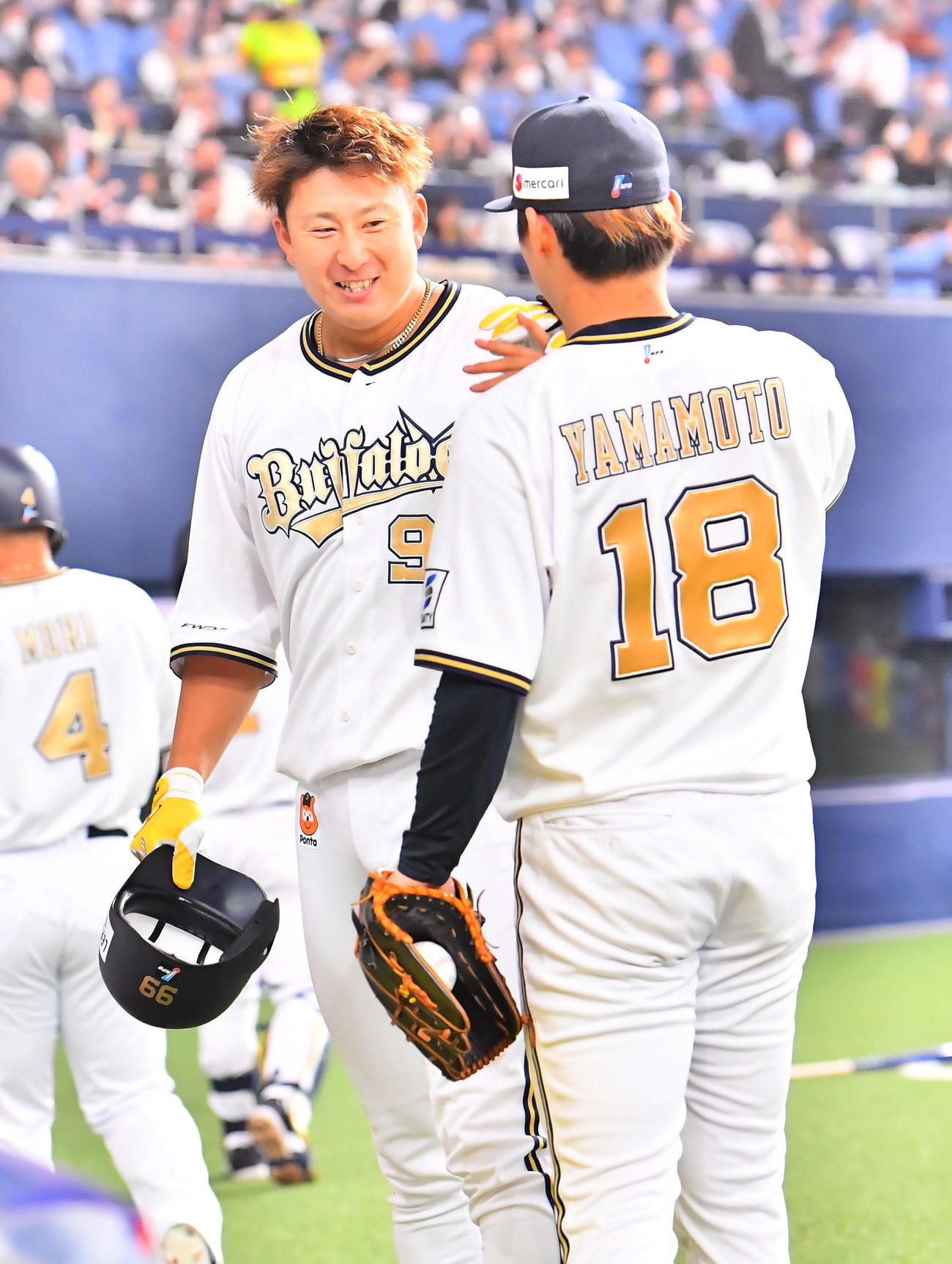 オリックス対ソフトバンク　3回裏オリックス2死二、三塁、左越えに3点本塁打を放った杉本はオリックス対ソフトバンク　3回裏オリックス2死二、三塁、左越えに3点本塁打を放った杉本（左）は山本とタッチを交わす（撮影・和賀正仁）