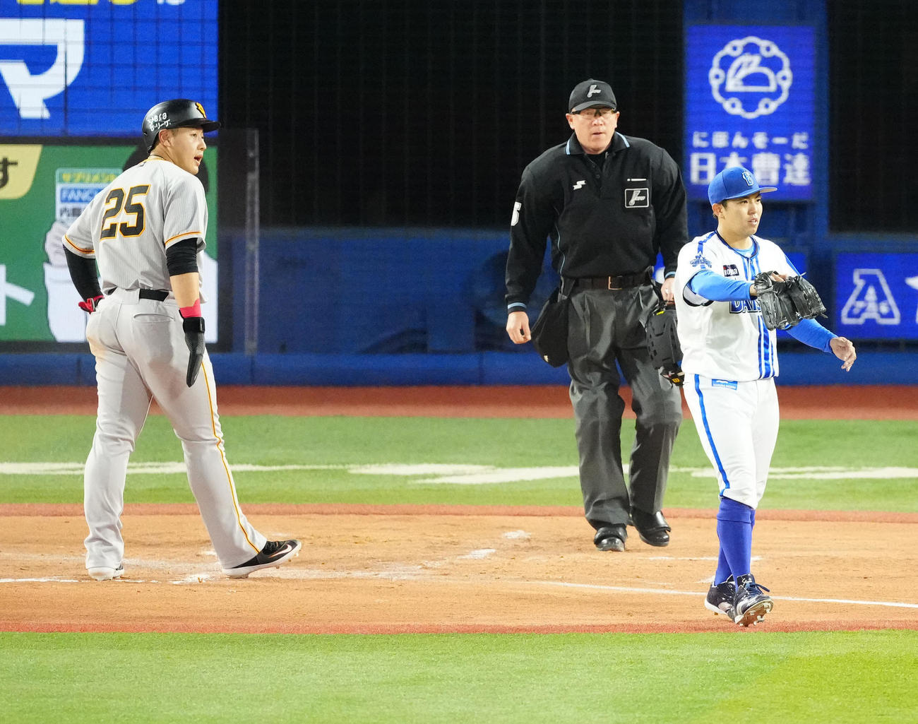 DeNA対巨人　2回表巨人1死一塁、二塁打を放ったブリンソンのオーバーランで、生還を狙うもタッチアウトとなった岡本和（左）。右は東（撮影・江口和貴）