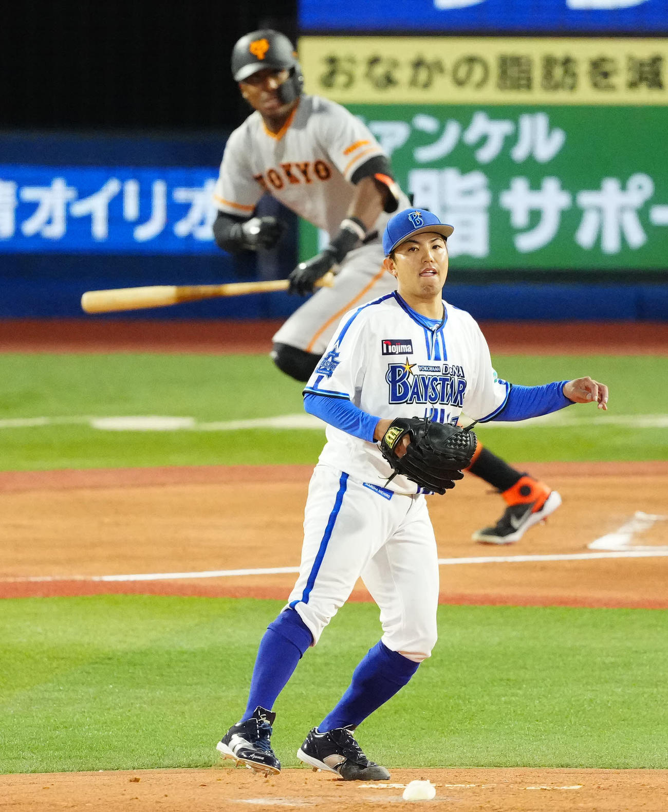 DeNA対巨人　2回表巨人1死一塁、ブリンソン（後方）に二塁打を浴びる東（撮影・江口和貴）
