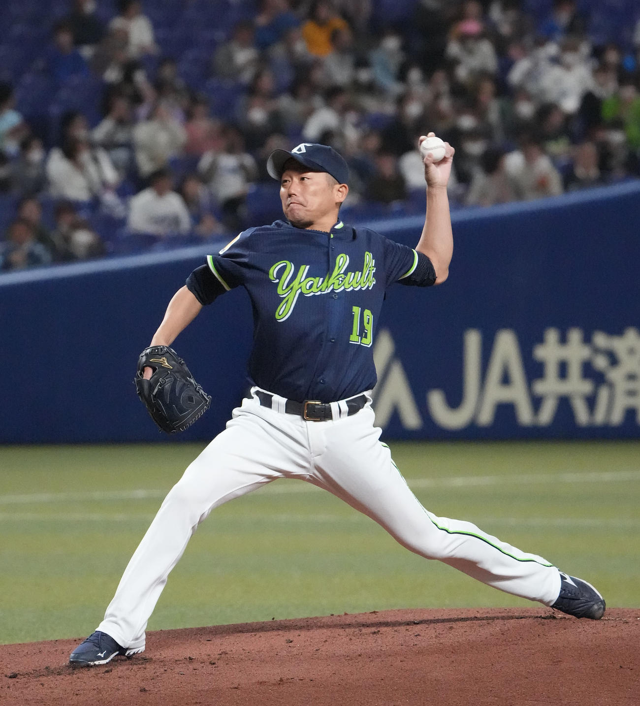 中日対ヤクルト　1回裏、登板するヤクルト先発の石川（撮影・森本幸一）